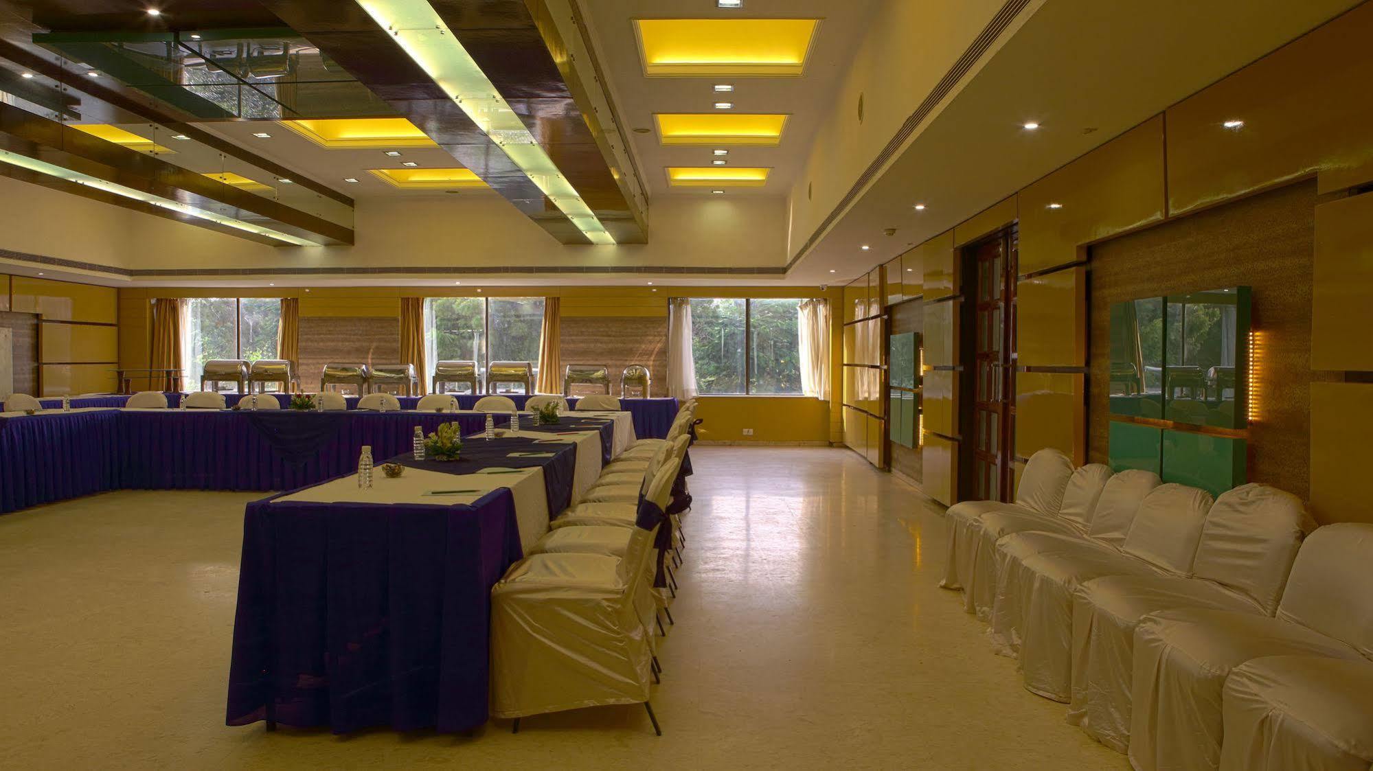 Gemini Continental, Hazratganj Lucknow Exterior foto
