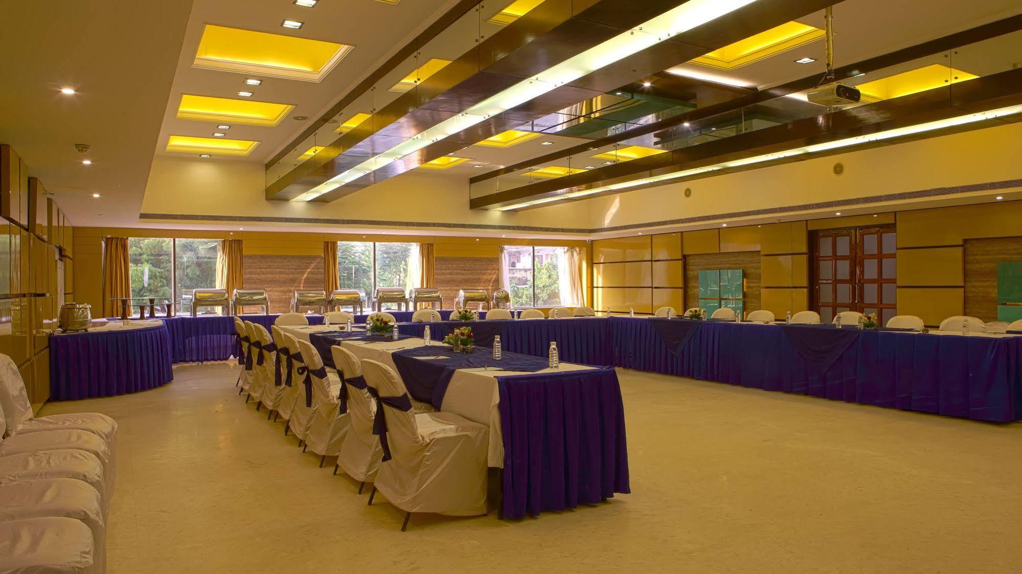 Gemini Continental, Hazratganj Lucknow Exterior foto